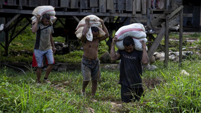 Kementerian ESDM menyebut biang kerok banyak penduduk miskin di daerah kaya tambang. Menurut mereka itu terjadi akibat penambangan ilegal. ( ANTARA FOTO/ANDRI SAPUTRA).