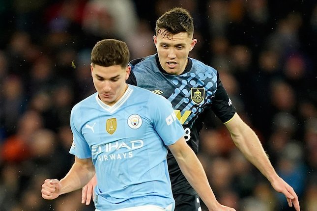 Duel Julian Alvarez dan Dara OShea dalam laga Manchester City vs Burnley di Premier League 2023/2024. (c) AP Photo/Dave Thompson