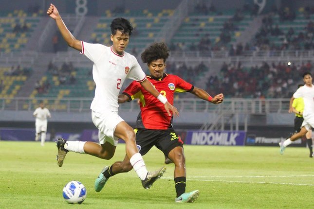 Bek Timnas Indonesia U-19, Rizdjar Nurviat, dipepet pemain Timor Leste di laga Piala AFF U-19 2024, Selasa (23/7/2024). (c) Bola.net/Aditya Wany