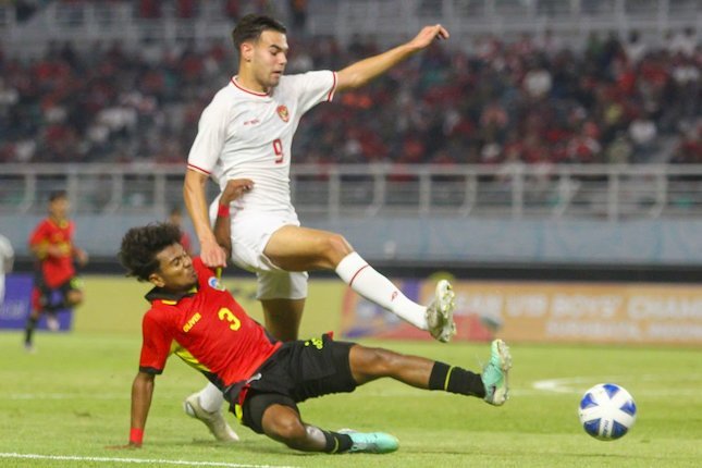 Jens Raven ditekel lawan di laga Indonesia U-19 vs Timor Leste di Piala AFF U-19 2024, Selasa (23/7/2024). (c) Bola.net/Aditya Wany