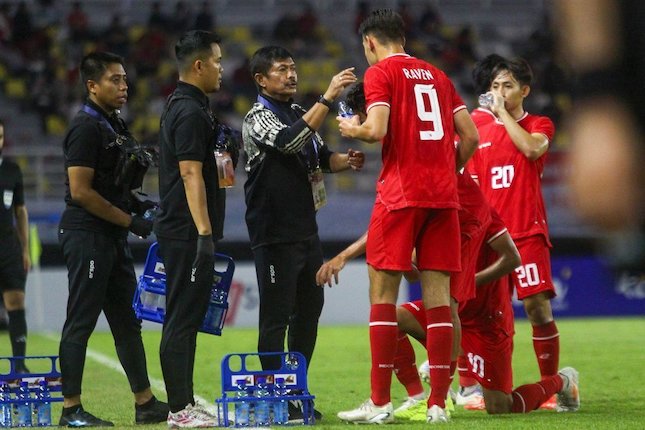 Indra Sjafri memberikan instruksi pada laga lawan Kamboja di Piala AFF U-19 2024 (c) PSSI