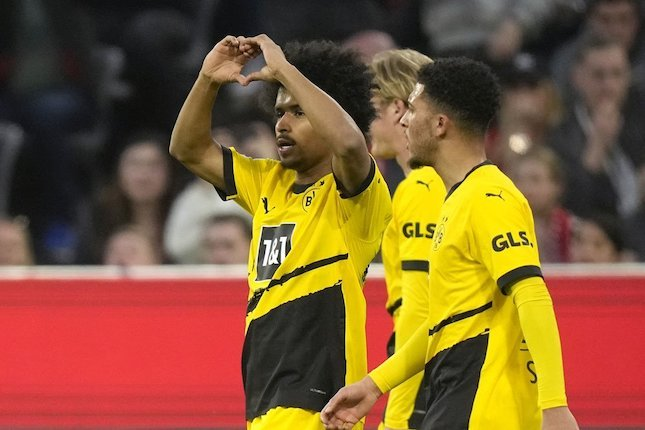 Winger Borussia Dortmund, Karim Adeyemi merayakan golnya ke gawang Bayern Munchen Minggu (31/3/2024) (c) AP Photo/Matthias Schrader